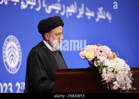 Peking, Peking, China. 15. Februar 2023. Dieses von der iranischen Präsidentschaft bereitgestellte Informationsfoto zeigt den Präsidenten der Islamischen Republik Iran, EBRAHIM RAISI, während einer Zeremonie, Hao Ping, den Sekretär der Kommunistischen Partei der Universität Peking, Erhielt den Titel „Ehrenprofessor“ der Universität Peking in Anerkennung der Dienste und Maßnahmen des Präsidenten zur Stärkung und Entwicklung der Beziehungen zwischen dem Iran und China sowie zur Wahrung des Friedens und der Stabilität in der Region und der Welt in Peking, China, am 15. Februar 2023. (Kreditbild: © iranischer Ratsvorsitz über ZUMA Press Wire) Stockfoto