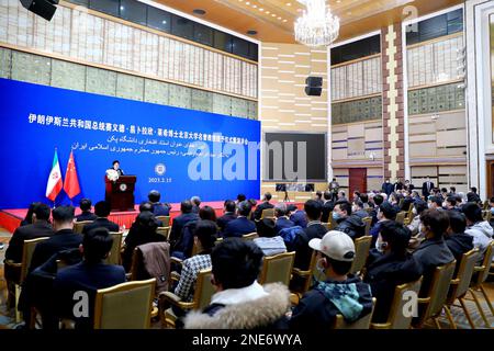 Peking, Peking, China. 15. Februar 2023. Dieses von der iranischen Präsidentschaft bereitgestellte Informationsfoto zeigt den Präsidenten der Islamischen Republik Iran, EBRAHIM RAISI, während einer Zeremonie, Hao Ping, den Sekretär der Kommunistischen Partei der Universität Peking, Erhielt den Titel „Ehrenprofessor“ der Universität Peking in Anerkennung der Dienste und Maßnahmen des Präsidenten zur Stärkung und Entwicklung der Beziehungen zwischen dem Iran und China sowie zur Wahrung des Friedens und der Stabilität in der Region und der Welt in Peking, China, am 15. Februar 2023. (Kreditbild: © iranischer Ratsvorsitz über ZUMA Press Wire) Stockfoto