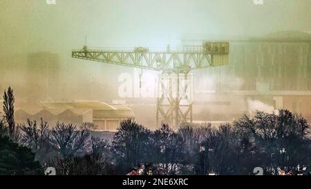 Glasgow, Schottland, Vereinigtes Königreich 16. Februar 2023. UK Weather: Neblig war die Sicht auf ein paar hundert Meter gesunken, als die Stadt hinter dem alten barclay curle Schiffbau Clyde titan Crane in Scotstoun verschwand. Credit Gerard Ferry/Alamy Live News Stockfoto