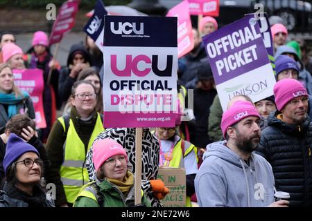 Bristol, Großbritannien. 16. Februar 2023. Eindrucksvolle Dozenten der Universität Bristol veranstalten eine Kundgebung vor den Victoria Rooms, das Thema der Kundgebung ist „Warum wir streiken“. Dozenten und Mitarbeiter der Bristol University kämpfen weiterhin streikend um Renten, faire und gleiche Bezahlung, angemessene Arbeitsbelastung und die Beendigung prekärer Verträge. Kredit: JMF News/Alamy Live News Stockfoto