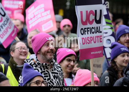 Bristol, Großbritannien. 16. Februar 2023. Eindrucksvolle Dozenten der Universität Bristol veranstalten eine Kundgebung vor den Victoria Rooms, das Thema der Kundgebung ist „Warum wir streiken“. Dozenten und Mitarbeiter der Bristol University kämpfen weiterhin streikend um Renten, faire und gleiche Bezahlung, angemessene Arbeitsbelastung und die Beendigung prekärer Verträge. Kredit: JMF News/Alamy Live News Stockfoto