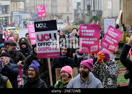 Bristol, Großbritannien. 16. Februar 2023. Es war ein regnerischer Morgen. Eindrucksvolle Dozenten der Universität Bristol veranstalten eine Kundgebung vor den Victoria Rooms, das Thema der Kundgebung ist „Warum wir streiken“. Dozenten und Mitarbeiter der Bristol University kämpfen weiterhin streikend um Renten, faire und gleiche Bezahlung, angemessene Arbeitsbelastung und die Beendigung prekärer Verträge. Kredit: JMF News/Alamy Live News Stockfoto