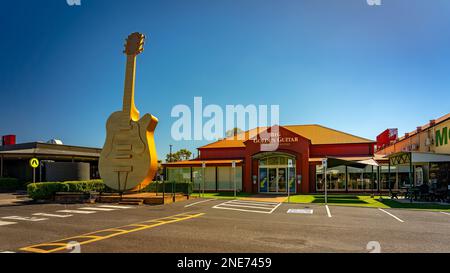 Tamworth, New South Wales, Australien - die große goldene Gitarrenskulptur Stockfoto