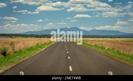 Malerische Straße im ländlichen Outback NSW, Australien (Killarnie Gap Road) Stockfoto