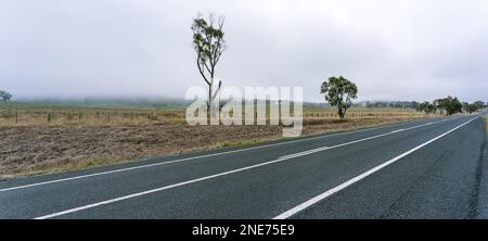 Malerische Straße im ländlichen Outback NSW, Australien (Killarnie Gap Road) Stockfoto