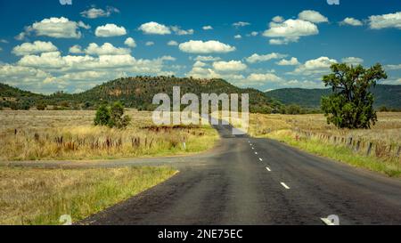 Malerische Straße im ländlichen Outback NSW, Australien (Killarnie Gap Road) Stockfoto