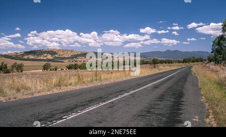 Malerische Straße im ländlichen Outback NSW, Australien (Killarnie Gap Road) Stockfoto