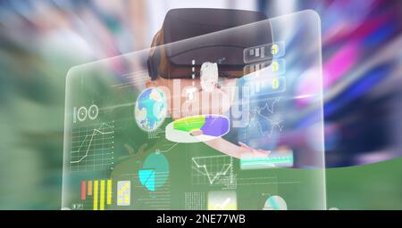 Zusammensetzung digitaler Symbole und Datenverarbeitung mit Mädchen mit VR-Headset Stockfoto