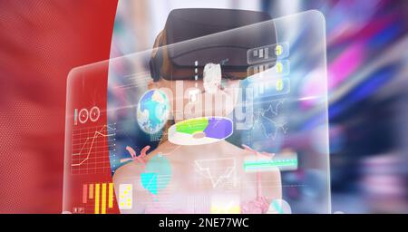 Zusammensetzung digitaler Symbole und Datenverarbeitung mit Mädchen mit VR-Headset Stockfoto