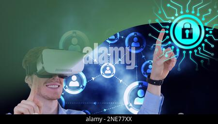 Aufbau digitaler Symbole bei Geschäftsleuten mit VR-Headset Stockfoto