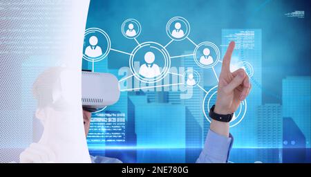 Aufbau digitaler Symbole bei Geschäftsleuten mit VR-Headset Stockfoto