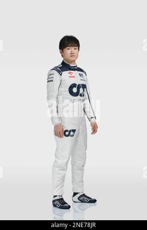 IMOLA, ITALIEN – 24. JANUAR: Scuderia Alpha Tauri F1 2023 Offizielles Trikottriessen mit Yuki Tsunoda am 24. Januar 2023 in Imola, Italien. Scuderia Alpha Tauri/ Via FUFA61 Stockfoto