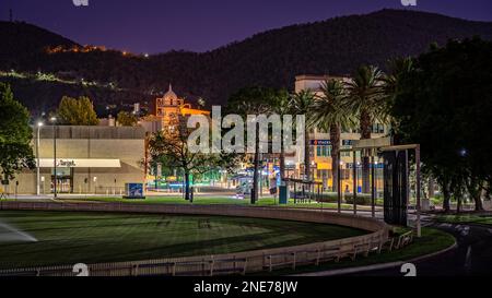 Tamworth, New South Wales, Australien - Stadtparks und Gebäude bei Nacht Stockfoto