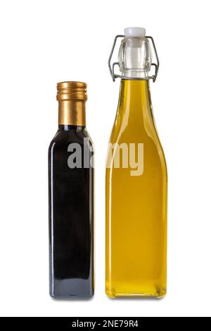 Extra natives Olivenöl in einer Glasflasche mit luftdichtem Verschluss neben der Essigflasche, isoliert auf weißem Clipping-Pfad Stockfoto