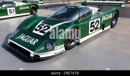 Dreiviertel-Vorderansicht eines 1985, Tom Walkinshaw Racing, Jaguar XJR6, Teil der 40-jährigen Feier der Gruppe C auf dem Silverstone Classic 2022 Stockfoto