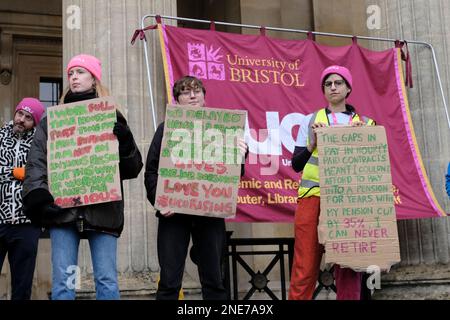 Bristol, Großbritannien. 16. Februar 2023. Es wurden einige der Schwierigkeiten von Niedriglohnverträgen und prekären Verträgen angesprochen. Eindrucksvolle Dozenten der Universität Bristol veranstalten eine Kundgebung vor den Victoria Rooms, das Thema der Kundgebung ist „Warum wir streiken“. Dozenten und Mitarbeiter der Bristol University kämpfen weiterhin streikend um Renten, faire und gleiche Bezahlung, angemessene Arbeitsbelastung und die Beendigung prekärer Verträge. Kredit: JMF News/Alamy Live News Stockfoto