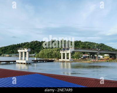 Baustelle der Brücke in Kuala Abai, Kota Belud, Sabah, Malaysia während des Tages. Stockfoto