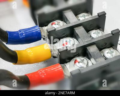 Nahaufnahme des Kabelverteilungsanschlusses an elektrischen Betriebsmitteln in der Niederspannungs-Schalttafel. Stockfoto