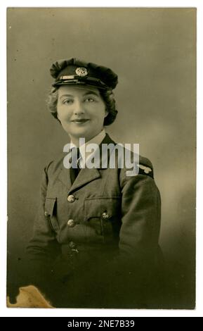 Ursprüngliche Postkarte aus den WW2 Jahren 1940er mit einer ziemlich gut gekleideten jungen Frau in der Women's Auxiliary Air Force (WAAF) die WAAF war WW2 die weibliche Hilfskraft der Royal Air Force (RAF) und wurde 1939 gegründet, möglicherweise ein neuer Rekrute als niedrigste der Ränge. Sie trägt eine Mütze, eine Jacke in Air Force Blau, mit Flügelabzeichen, Hemd und Krawatte. Auf der Rückseite steht der 30. November, um 1940, Großbritannien Stockfoto