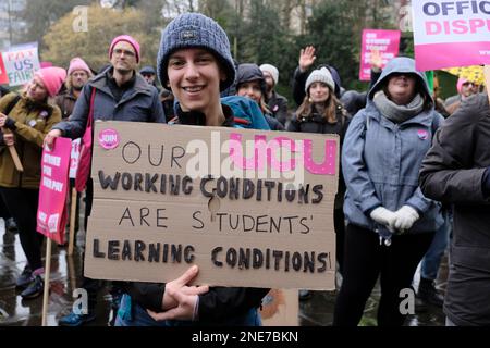 Bristol, Großbritannien. 16. Februar 2023. Eindrucksvolle Dozenten der Universität Bristol veranstalten eine Kundgebung vor den Victoria Rooms, das Thema der Kundgebung ist „Warum wir streiken“. Dozenten und Mitarbeiter der Bristol University kämpfen weiterhin streikend um Renten, faire und gleiche Bezahlung, angemessene Arbeitsbelastung und die Beendigung prekärer Verträge. Kredit: JMF News/Alamy Live News Stockfoto