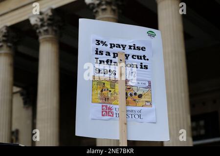 Bristol, Großbritannien. 16. Februar 2023. Eindrucksvolle Dozenten der Universität Bristol veranstalten eine Kundgebung vor den Victoria Rooms, das Thema der Kundgebung ist „Warum wir streiken“. Dozenten und Mitarbeiter der Bristol University kämpfen weiterhin streikend um Renten, faire und gleiche Bezahlung, angemessene Arbeitsbelastung und die Beendigung prekärer Verträge. Kredit: JMF News/Alamy Live News Stockfoto