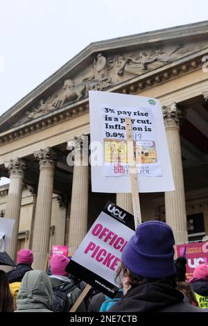 Bristol, Großbritannien. 16. Februar 2023. Eindrucksvolle Dozenten der Universität Bristol veranstalten eine Kundgebung vor den Victoria Rooms, das Thema der Kundgebung ist „Warum wir streiken“. Dozenten und Mitarbeiter der Bristol University kämpfen weiterhin streikend um Renten, faire und gleiche Bezahlung, angemessene Arbeitsbelastung und die Beendigung prekärer Verträge. Kredit: JMF News/Alamy Live News Stockfoto