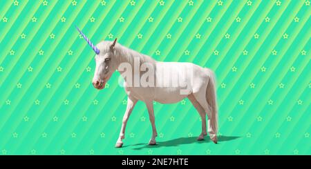 Trendige Kunstcollage. Wunderschönes Einhorn auf farbigem Hintergrund, Bannerdesign Stockfoto