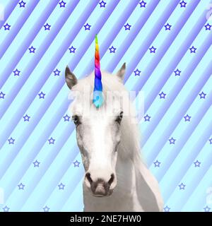 Trendige Kunstcollage. Wunderschönes Einhorn auf farbigem Hintergrund Stockfoto