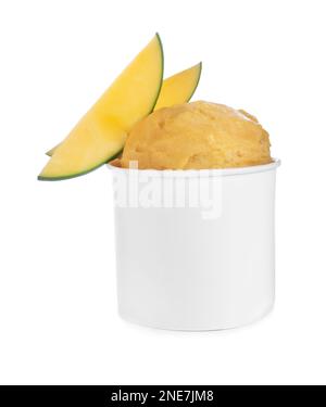 Köstliches gelbes Eis mit Mango in einem Pappbecher isoliert auf Weiß Stockfoto