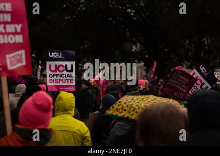 Bristol, Großbritannien. 16. Februar 2023. Union of Colleges and Universities versammeln sich vor den Victoria Rooms in Clifton, Bristol. Kredit: J.B. Coll/Alamy Live News Stockfoto