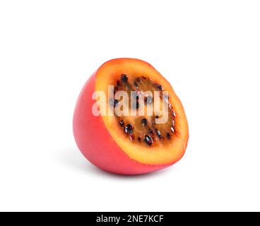 Die Hälfte des reifen Tamarillo, isoliert auf weiß. Exotische Früchte Stockfoto