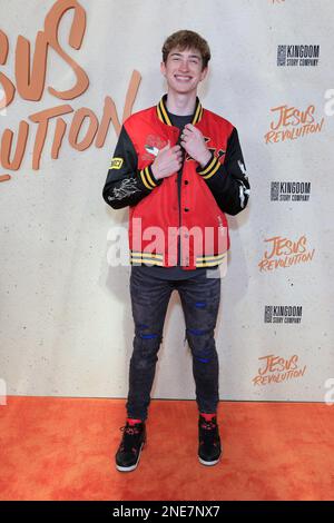 15. Februar 2023, Los Angeles, Kalifornien, USA: LOS ANGELES - FEB. 9: Cash Baker at the Premiere of Jesus Revolution at the TCL Chinese 6 Theatres on the 15 2023 February in Los Angeles, CA (Credit Image: © Nina Prommer/ZUMA Press Wire) NUR REDAKTIONELLE VERWENDUNG! Nicht für den kommerziellen GEBRAUCH! Stockfoto