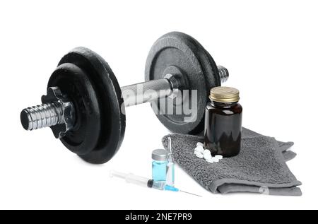 Verschiedene Medikamente, Handtücher und Sportgeräte auf weißem Hintergrund. Dopingkontrolle Stockfoto
