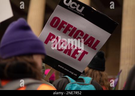 Bristol, Großbritannien. 16. Februar 2023. Union of Colleges and Universities versammeln sich vor den Victoria Rooms in Clifton, Bristol. Kredit: J.B. Coll/Alamy Live News Stockfoto