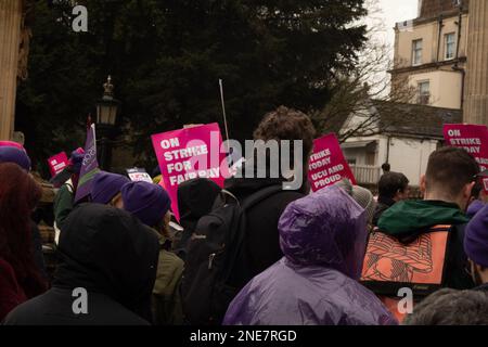 Bristol, Großbritannien. 16. Februar 2023. Union of Colleges and Universities versammeln sich vor den Victoria Rooms in Clifton, Bristol. Kredit: J.B. Coll/Alamy Live News Stockfoto