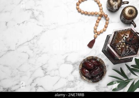 Flachlagenkomposition mit arabischer Laterne auf weißem Marmortisch. Platz für Text Stockfoto