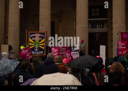 Bristol, Großbritannien. 16. Februar 2023. Union of Colleges and Universities versammeln sich vor den Victoria Rooms in Clifton, Bristol. Kredit: J.B. Coll/Alamy Live News Stockfoto