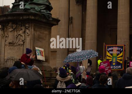 Bristol, Großbritannien. 16. Februar 2023. Union of Colleges and Universities versammeln sich vor den Victoria Rooms in Clifton, Bristol. Kredit: J.B. Coll/Alamy Live News Stockfoto