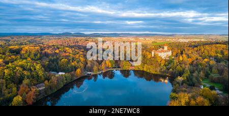 Konopiste mittelalterliche Burg und Konopistsky Wasserreservoir. Benesov, Tschechische Republik. Luftaufnahme von der Drohne. Stockfoto