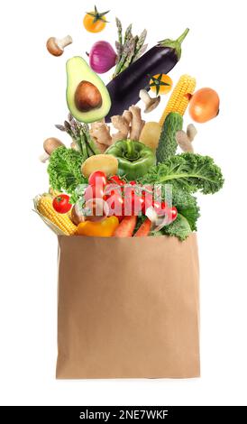 Papiertüte mit Gemüse auf weißem Hintergrund. Vegetarisches Essen Stockfoto