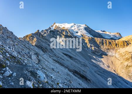 Felsiger Gipfel und Gletscher des Ortler Berges, 3 905 m, und Julius Payer Haus auf normaler Route. Der höchste Gipfel Tirols und das ehemalige österreichisch-ungarische Reich. Ostalpen, Italien Stockfoto