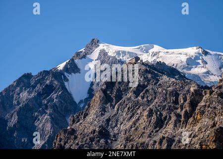 Felsiger Gipfel und Gletscher des Ortler Berges, 3 905 m, und Julius Payer Haus auf normaler Route. Der höchste Gipfel Tirols und das ehemalige österreichisch-ungarische Reich. Ostalpen, Italien Stockfoto