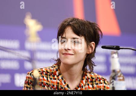 Kristen Stewart, Vorsitzender der Internationalen Jury, nimmt an der Pressekonferenz der Internationalen Jury während der Berlinale International Film Festi 73. Teil Stockfoto