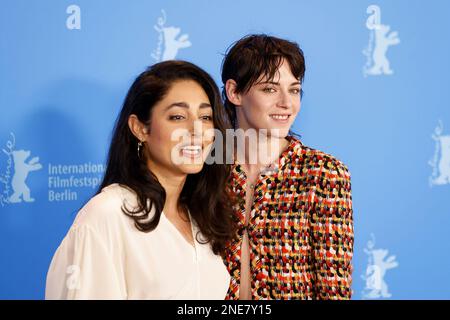 Iranisch-französische Schauspielerin und Geschworenenmitglied Golshifteh Farahani und US-Schauspielerin und Präsident der Berlinale Jury Kristen Stewart posieren während eines Fotogesprächs auf der Stockfoto