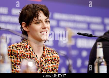 Kristen Stewart, Vorsitzender der Internationalen Jury, nimmt an der Pressekonferenz der Internationalen Jury während der Berlinale International Film Festi 73. Teil Stockfoto