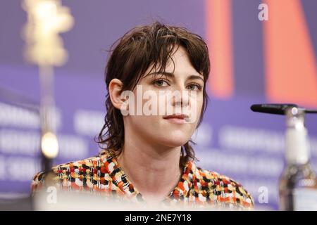 Kristen Stewart, Vorsitzender der Internationalen Jury, nimmt an der Pressekonferenz der Internationalen Jury während der Berlinale International Film Festi 73. Teil Stockfoto
