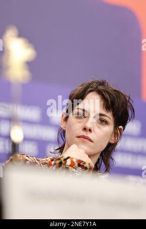 Kristen Stewart, Vorsitzender der Internationalen Jury, nimmt an der Pressekonferenz der Internationalen Jury während der Berlinale International Film Festi 73. Teil Stockfoto