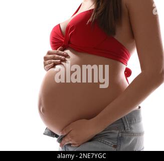 Junge schwangere Frau, die Badeanzug auf weißem Hintergrund trägt, Nahaufnahme. Sonnenschutzkonzept Stockfoto