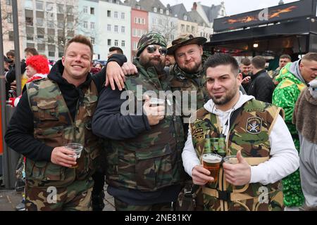 Köln, Deutschland. 16. Februar 2023. Karnevalisten laufen als Soldaten durch die Stadt. Traditionell beginnt der Straßenkarneval mit der Weiberfastnacht. Zum ersten Mal seit drei Jahren gelten keine Corona-Beschränkungen. Kredit: Oliver Berg/dpa/Alamy Live News Stockfoto