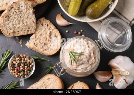 Köstlicher Schmalzaufstrich auf schwarzem Tisch, flach liegend Stockfoto